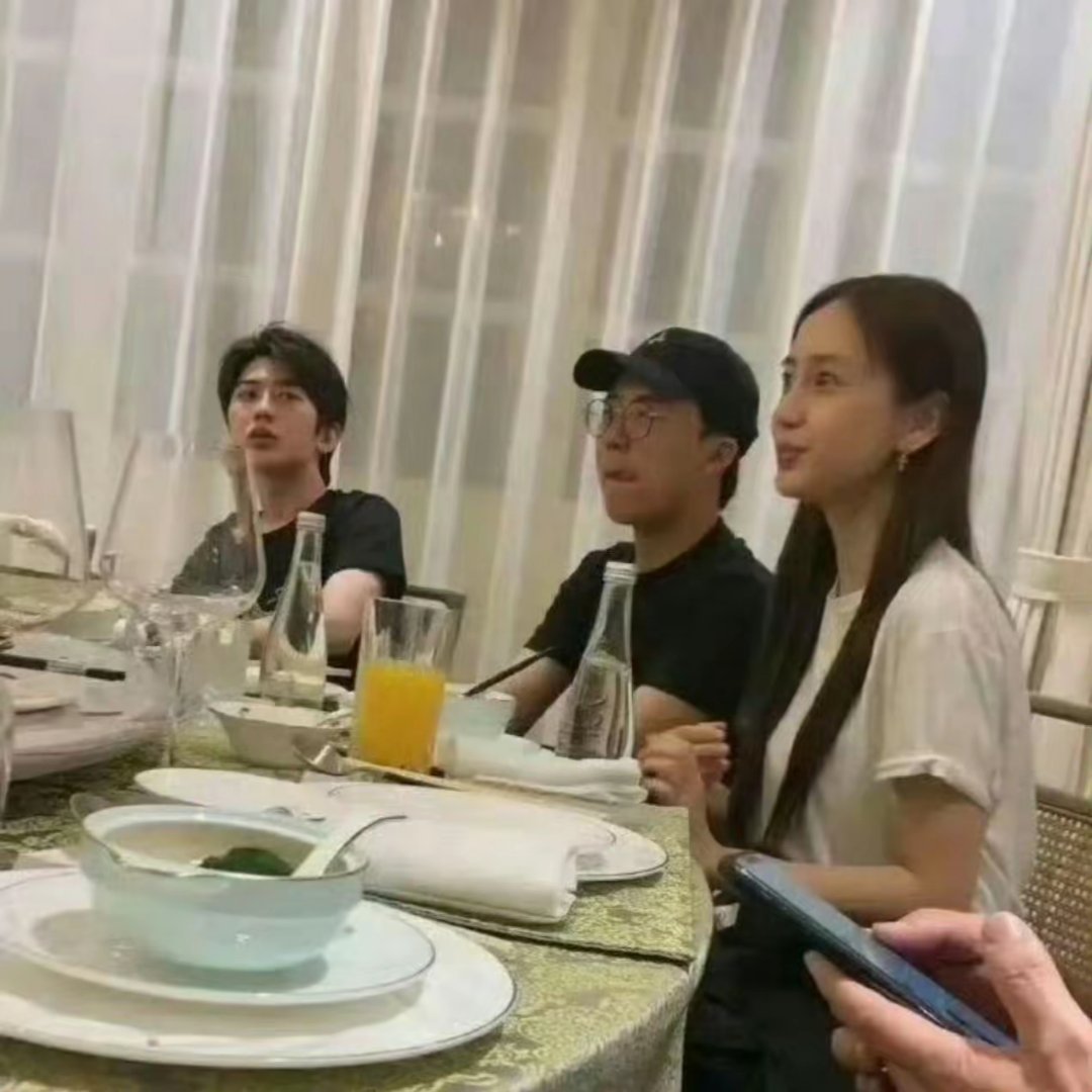 原来明星私下的饭局，都是素颜的状态 