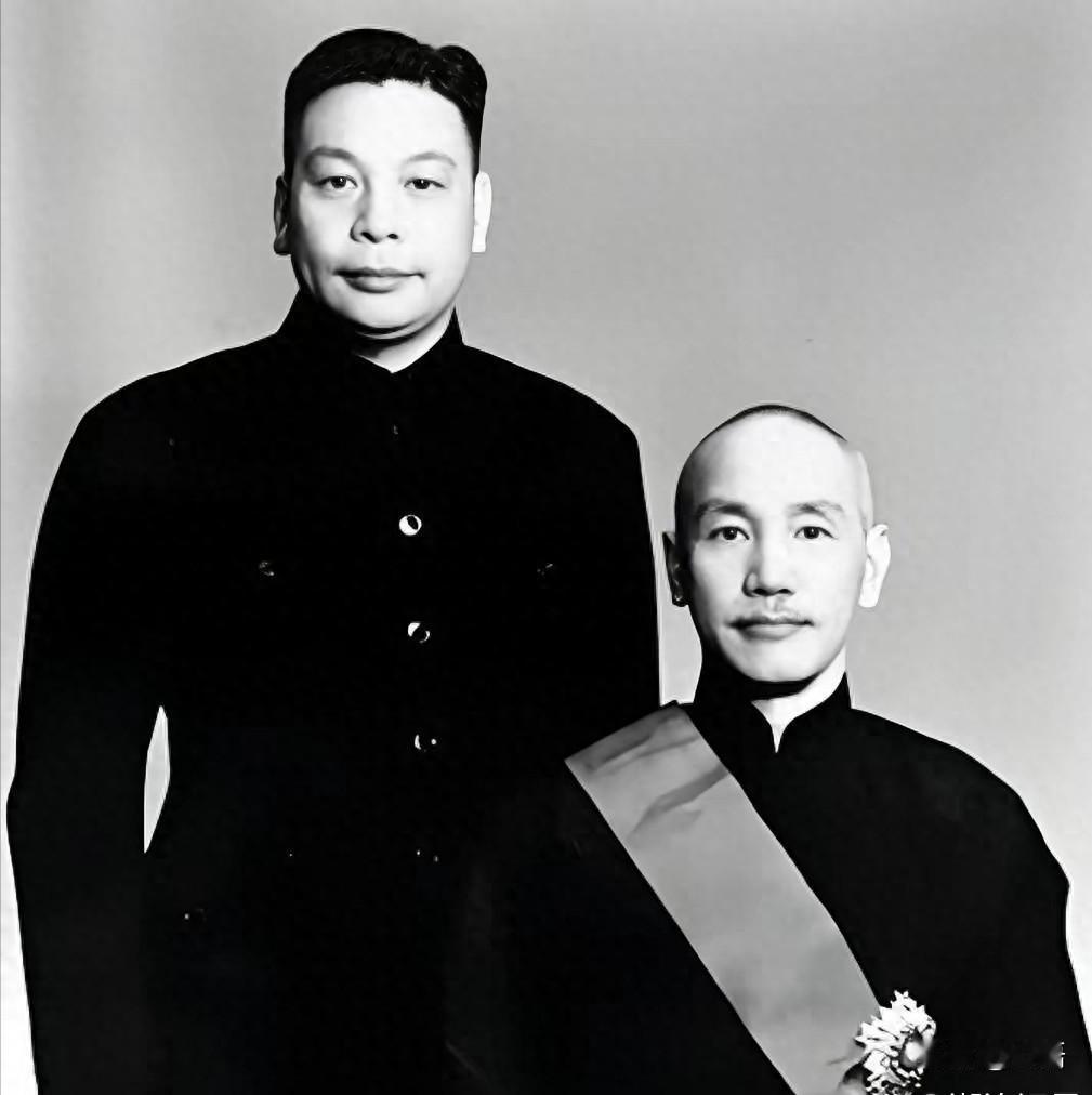 蒋介石、蒋经国归葬大陆大戏：50年浮厝悬案终被后人启动，奉化墓地已选好，家族三派