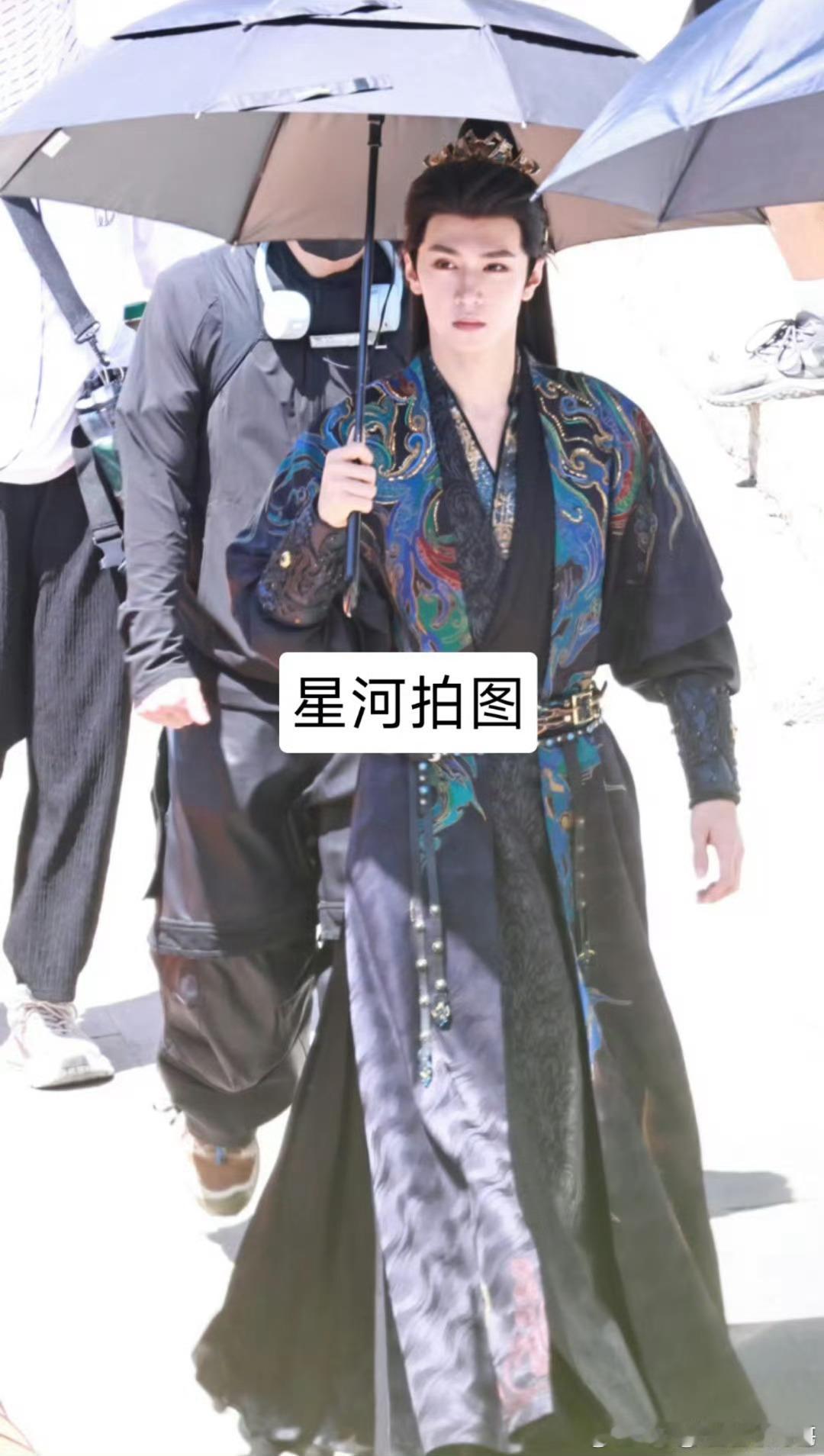 陈鹤一长得还行，他剧里动态不如精修，我看了他男配剧俩部[吃瓜]陈鹤一是嘉尚很早的