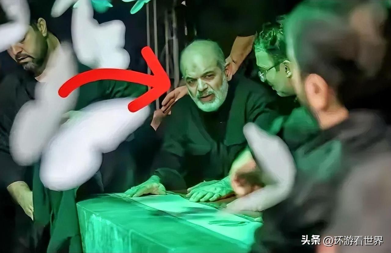 特朗普没想到，
内塔尼亚胡更没想到，
哈梅内伊灵柩旁，坐着一个人！
伊朗真正的“