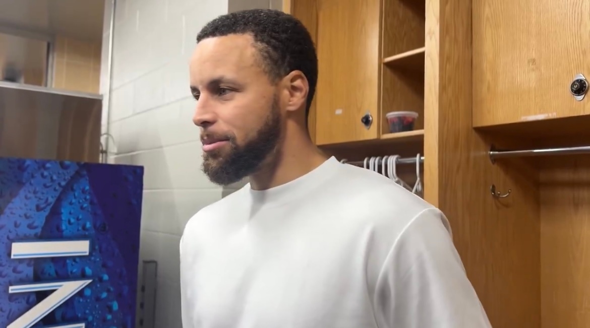 当被问及明天是否会在对阵马刺的比赛中出场时库里回答说：“我正在努力争取，是的。”