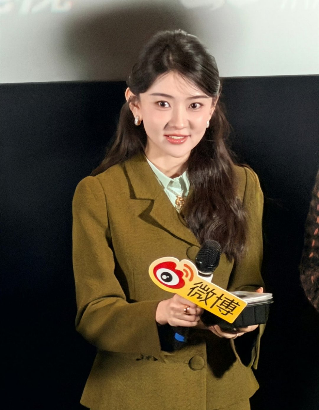 梁洁美成洋娃娃了拿着鸡排自封鸡排姐，梁洁也太萌了吧🥰 