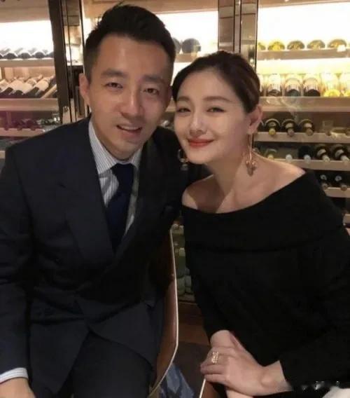 很多人说汪小菲与大Ｓ已经离婚了，而且闹到现在这么难看，那为什么在台湾的酒店还不改