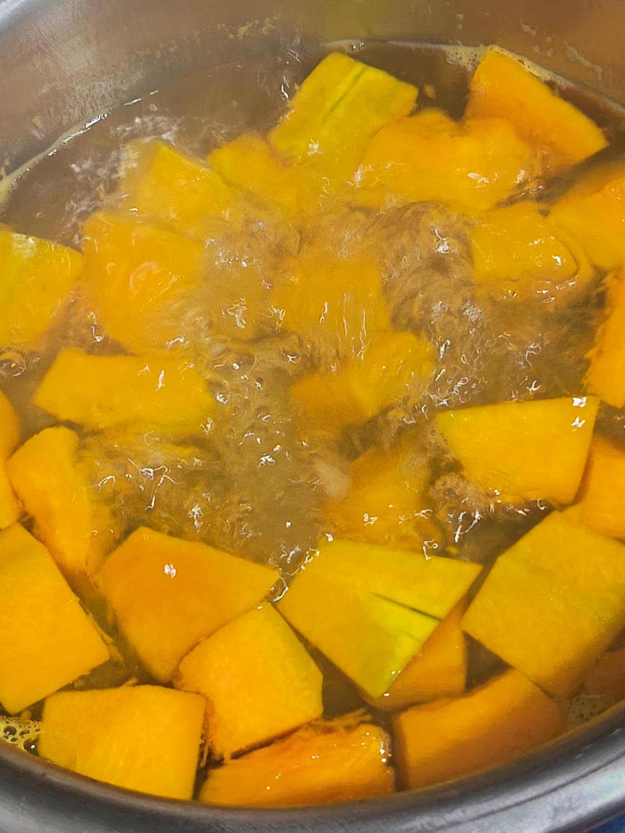 我老家拿来的南瓜，今天看到刚好煮一个南瓜汤，蒸腾的热气裹着南瓜的暖香漫出来时，我