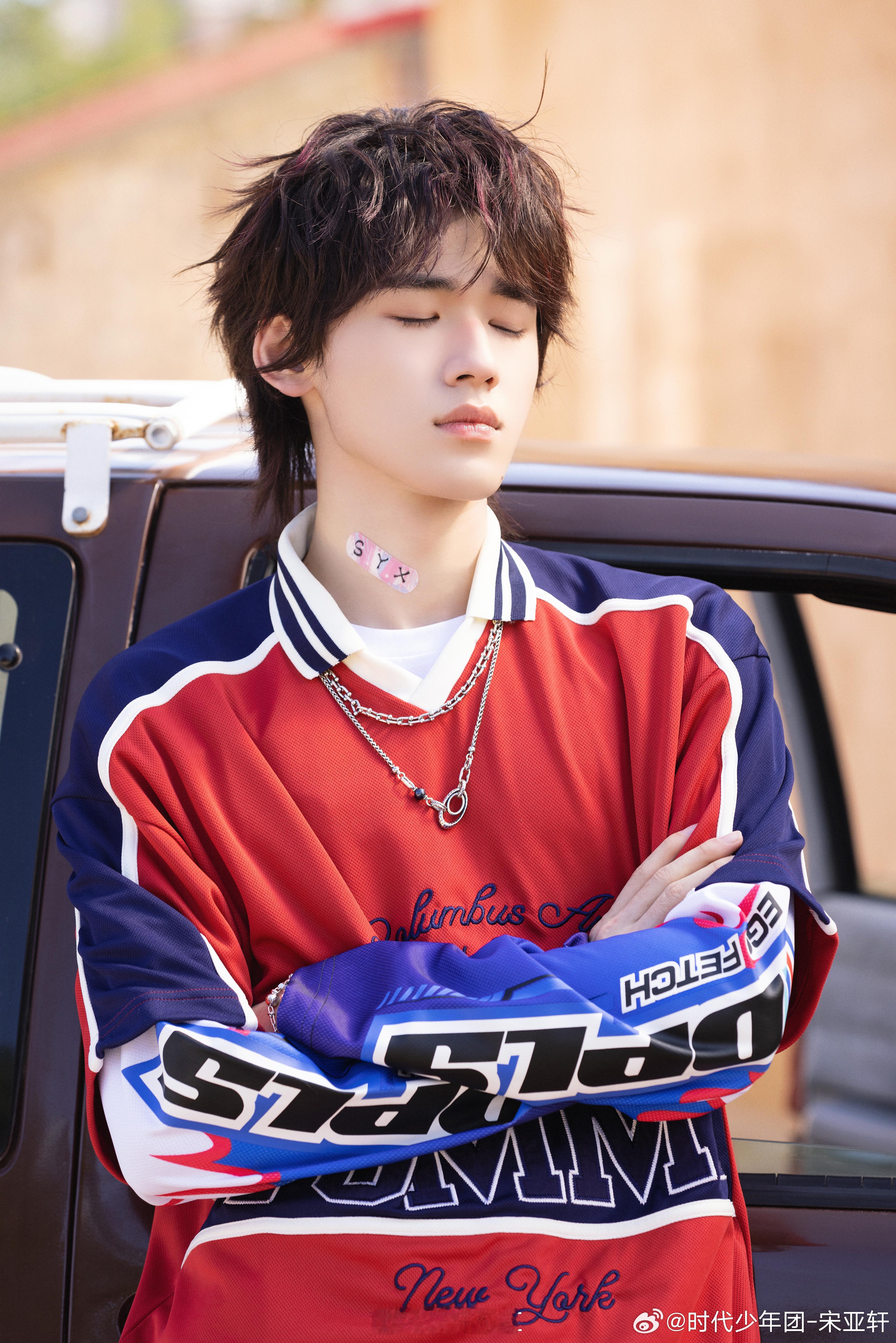 #宋亚轩脖子上的字母贴纸# ​​​#宋亚轩把SYX贴脖子上# 宋亚轩，你是舞台上