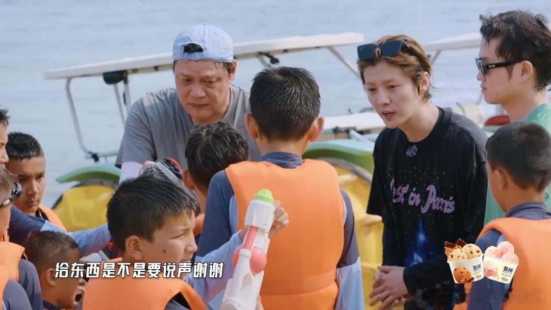 鹿晗提醒小朋友说谢谢鹿晗不拿礼貌开玩笑哈哈哈哈哈 玩归玩闹归闹，鹿晗从来不拿礼貌