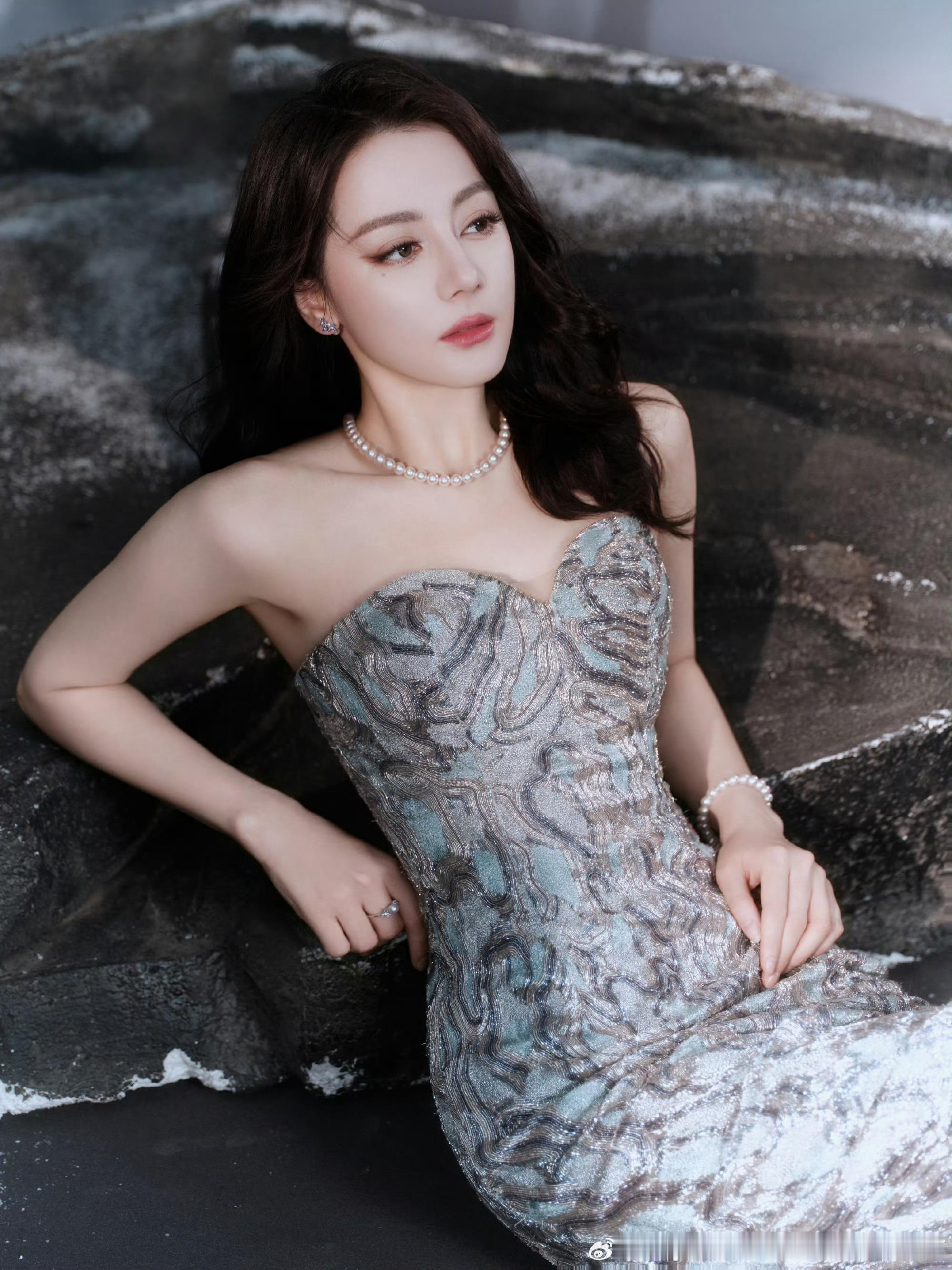 迪丽热巴误闯人类之境迪丽热巴深海美人鱼误闯人类之境 迪丽热巴直播生图美死了，往哪