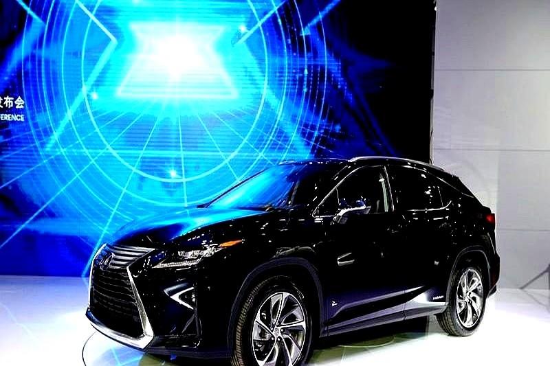 “哥，ES200现车，24.8落地，今天能订吗？”——三个月前还要加价两万排队，