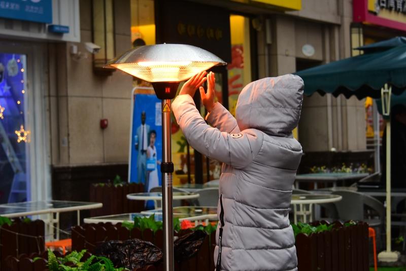 在冷天里你都会做些什么来保暖? 冷天保暖，我的办法可多了。衣服必须层层叠穿，先穿