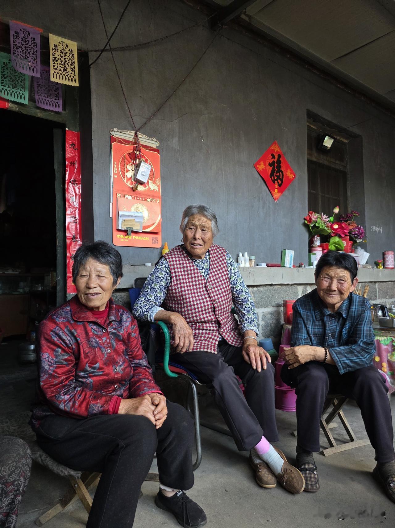 很多朋友对我的行为表示不理解……

退休后喜欢住在村里，很多朋友表示不理解，而且