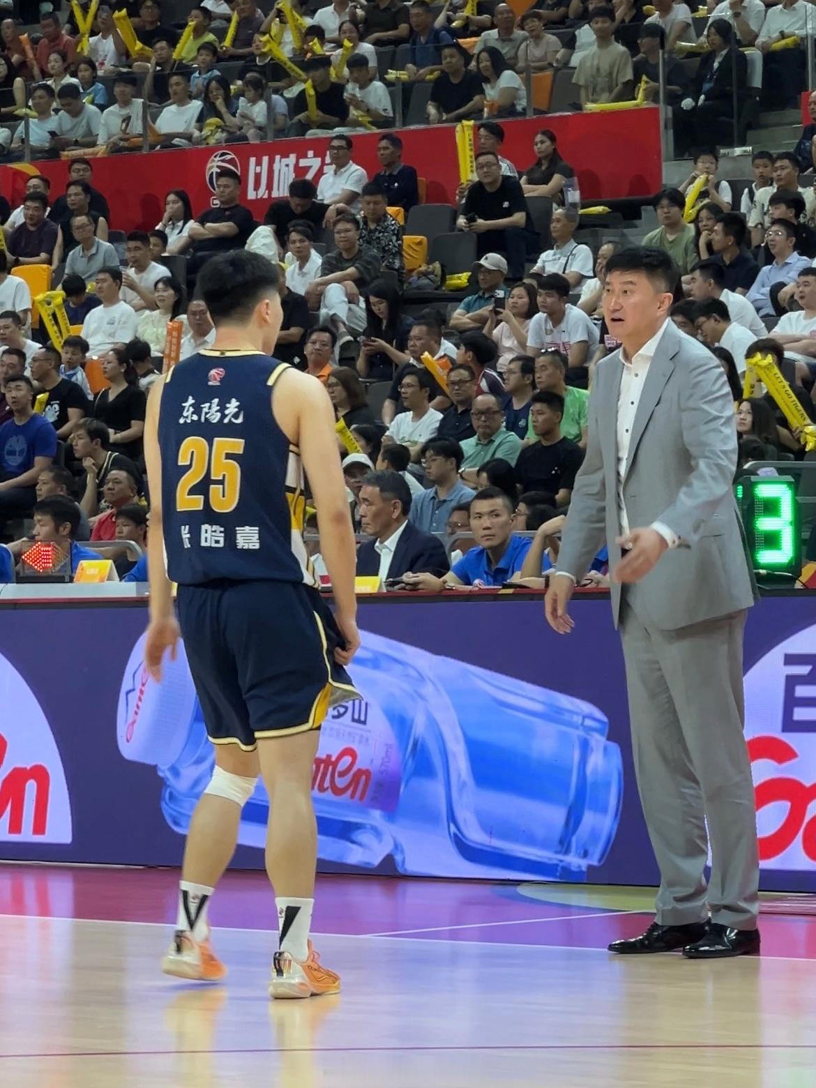 广东宏远官方：今日，杜锋指导突发身体不适，无法坚持带队比赛，现已前往医院就诊。本