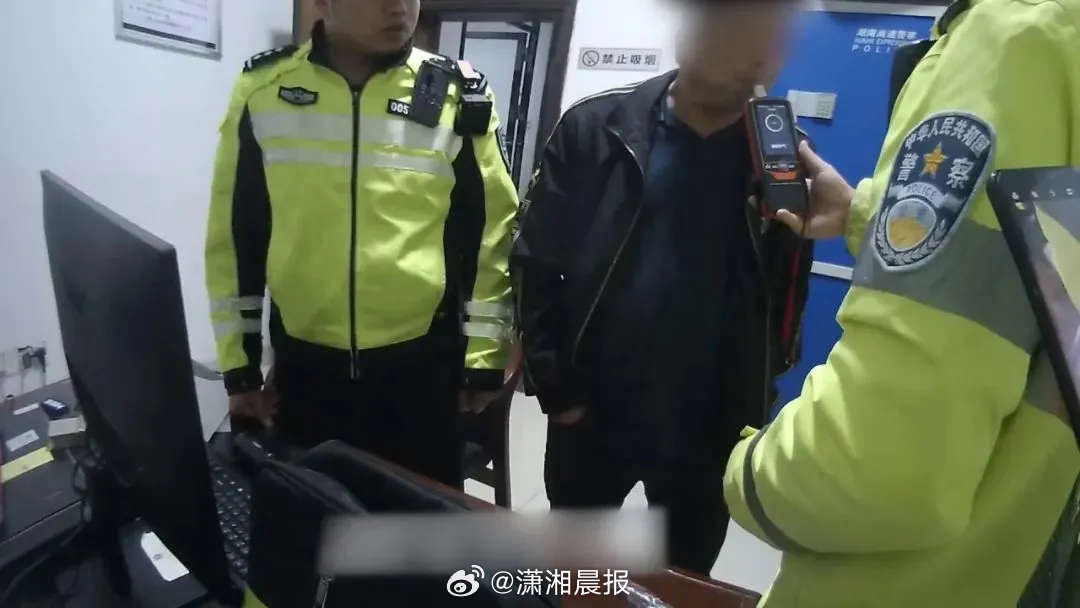 【#男子高速醉驾去广东结果开到湖南#，#男子醉驾凌晨高速上蛇形走位被拦停#】1月