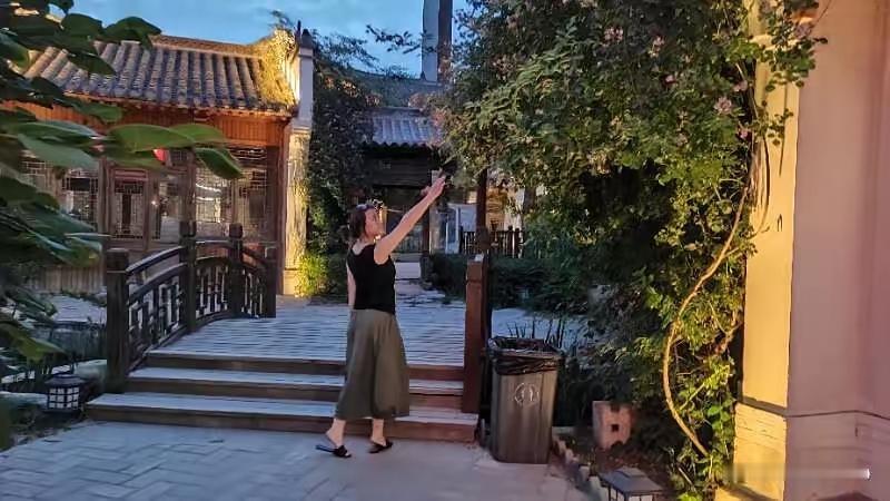 中年人的爱情
 
我想放纵一次，独居十来年了，心里有个人。他丧偶离我二百公里。很