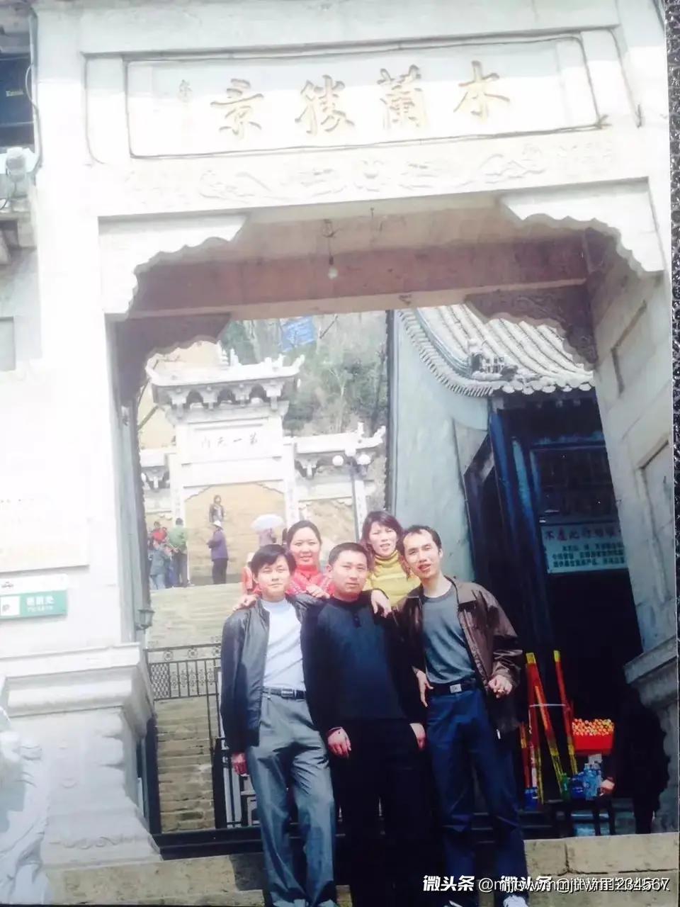 人本是人，不必刻意去做人；世本是世，无须精心去处世。
佛曰：「不是风动，也不是幡