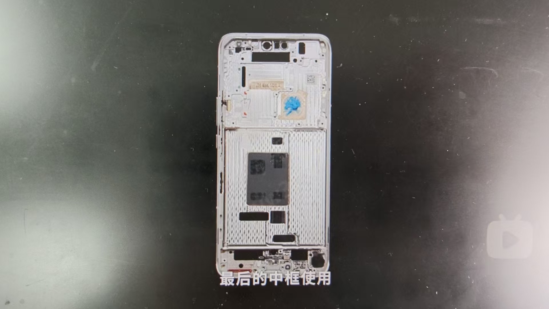 中端手机做到8000mAh+，而旗舰手机只有6000mAh… [黑线]很简单。电