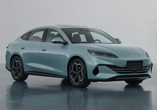 今日，比亚迪海豹06 DM-i将正式上市。外观方面，新车沿袭了比亚迪海洋美学设计