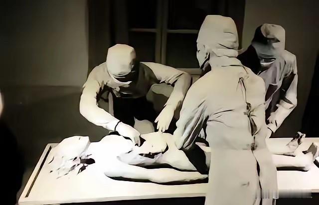 揭秘731部队暴行：一位中国女人四肢被绑在手术台上，川式吸入器扣在她的嘴上，她挣