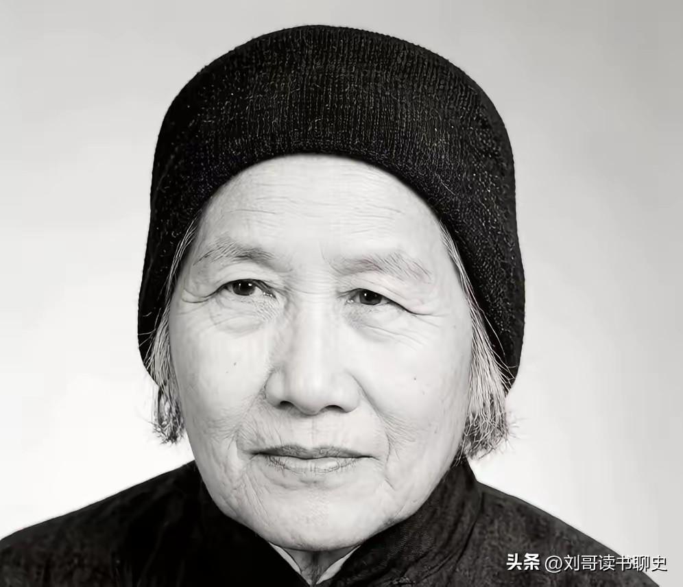 1926年，81岁农妇临终指着院里黑木杆：那是我的双刀鞘，我男人是陈玉成。

在