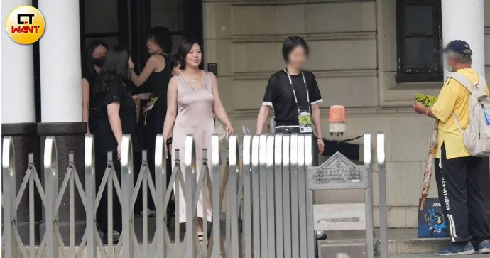 刘品言挺孕肚出街刘品言5个月孕肚 台媒拍到怀孕5个月的刘品言！言言当天结束台北电