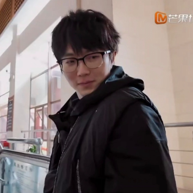 #毛不易撤回一个耍帅#李雪琴是我们仨请来的摄影师吧，真的很会拍[鼓掌]她镜头里的