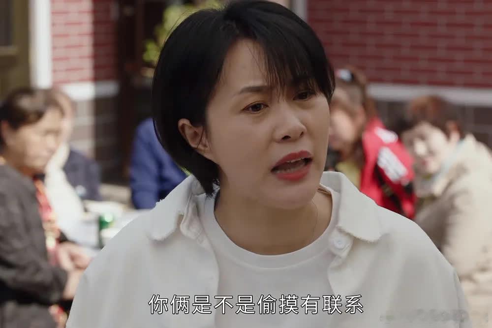 《乡村爱情17》中宋青莲的做法有些过分。温婉给宋晓峰民宿拉来客人，宋青莲见照片后