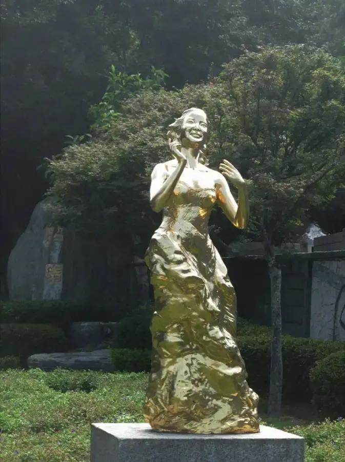 大S纪念雕像在台北信义区落成，现场用白色大理石雕刻，旁边摆满粉丝送的鲜花。

雕