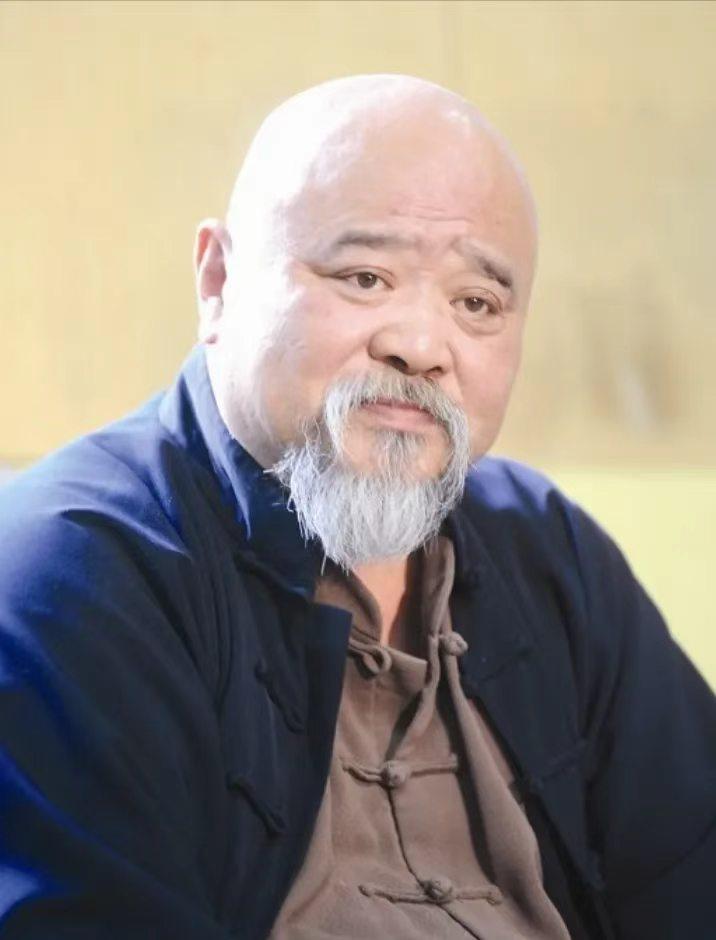 68岁演员李琦退休后，在街头卖烤串。路人前往问价，李琦笑呵呵地说：“市面上5块钱