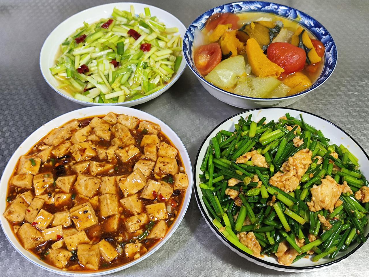 家常午餐

清炒韭黄佐红椒，
豆腐红烧酱汁稠。
韭花滑炒鸡胸嫩，
杂蔬鲜汤解腻柔