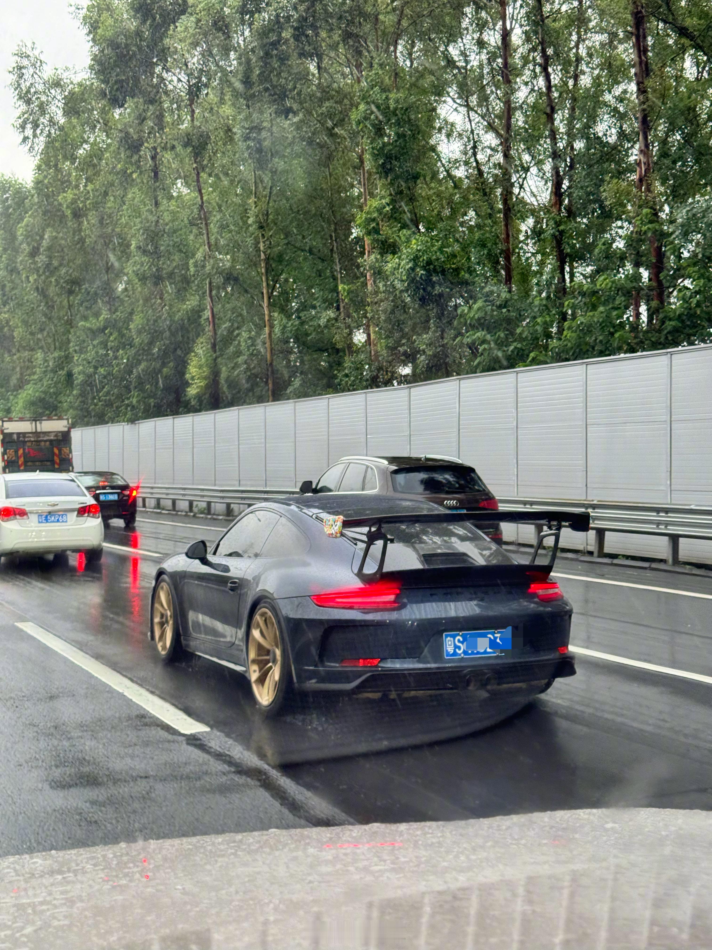 今天开跑车出门需要勇气啊…..[并不简单][并不简单]#广州暴雨##直击广州暴雨