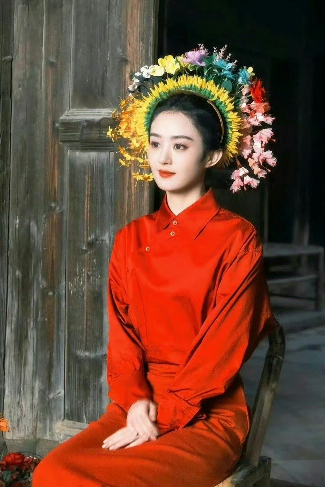 中国妇女报报道：国家级非遗项目“簪花围”传承人黄丽泳提到：为赵丽颖打造的簪花造型