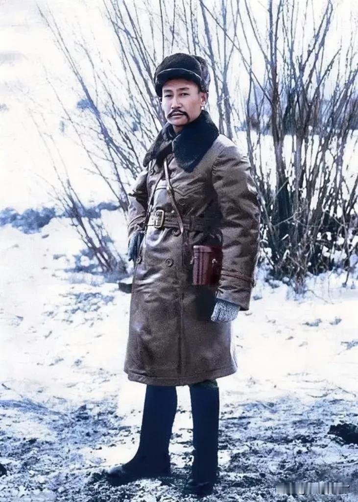 一张老照片，拍摄于上世纪30年代，大家看看站在雪地上的这人是谁！原来这才是他年轻