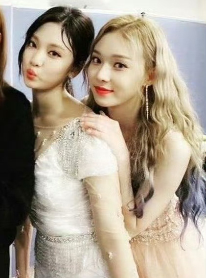 早期的宁艺卓和金玟庭 主唱好小一颗头啊 ​​​