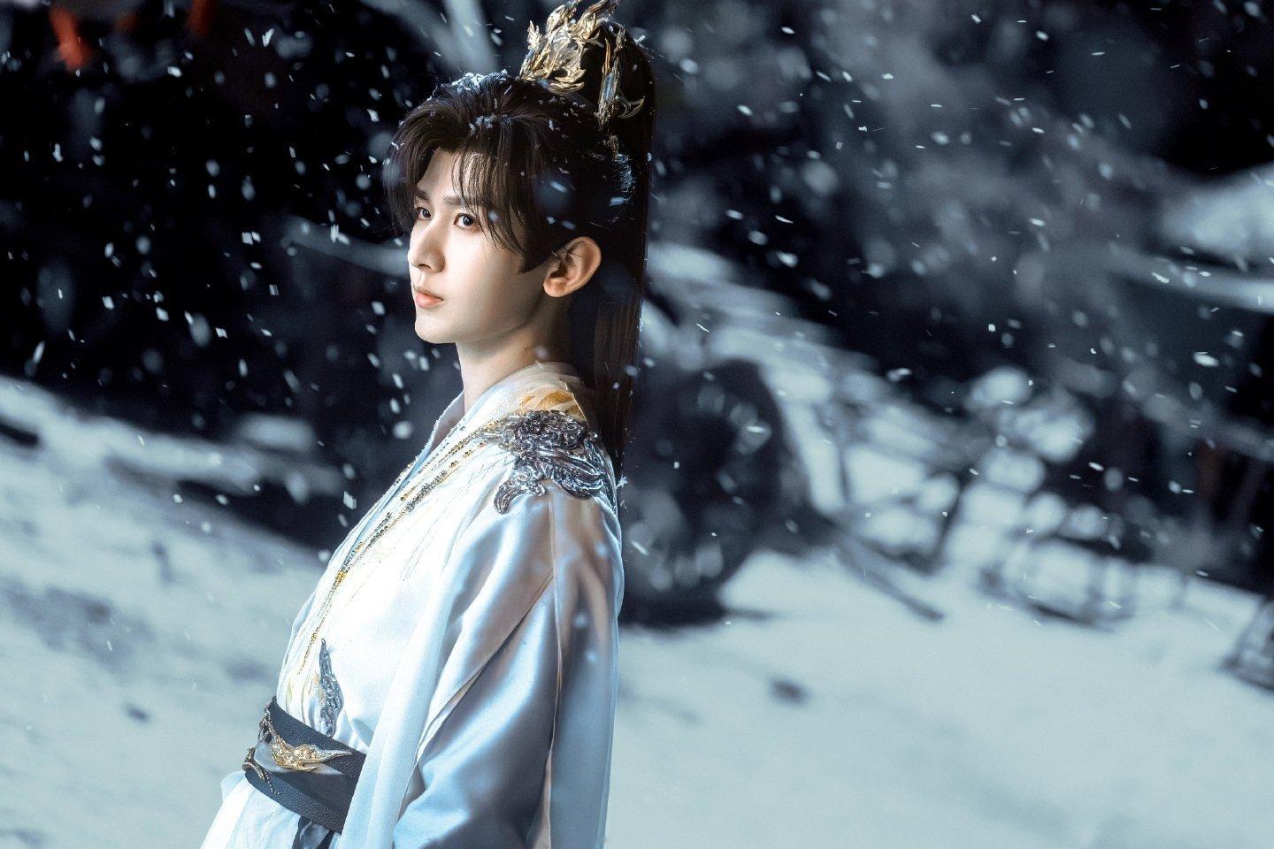 你是片场里沉默的沙，于无声处堆砌山河。镜头前，眉间一滴泪能坠碎三秋月，袖中一阵风