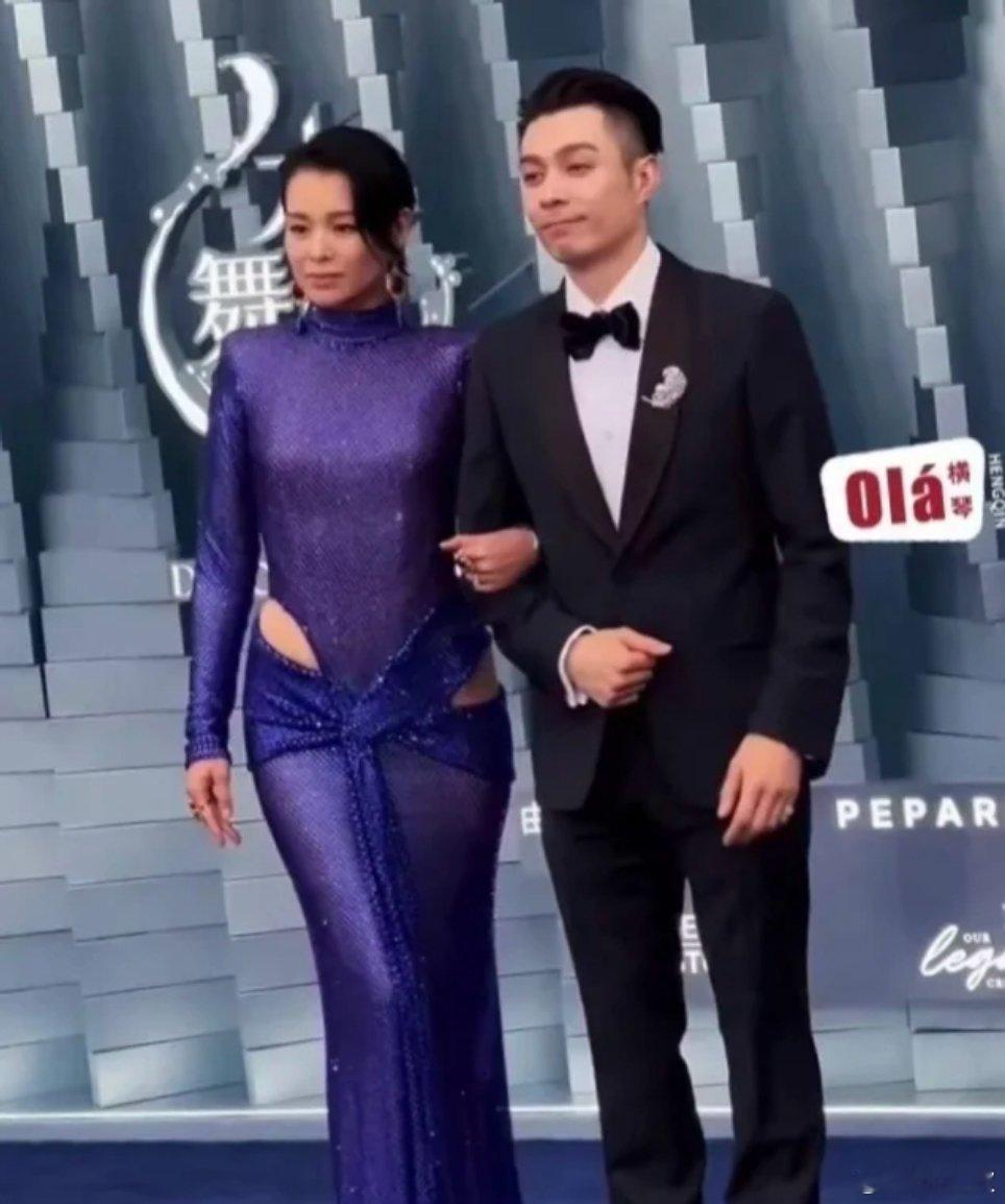 胡杏儿 周柏豪《水舞间》红毯惊艳同框2025年5月7日，澳门《水舞间》新章揭幕活