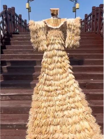 河南女子9天用玉米皮缝出托尾古风礼服，获120万点赞：被玉米地耽误的设计师

河