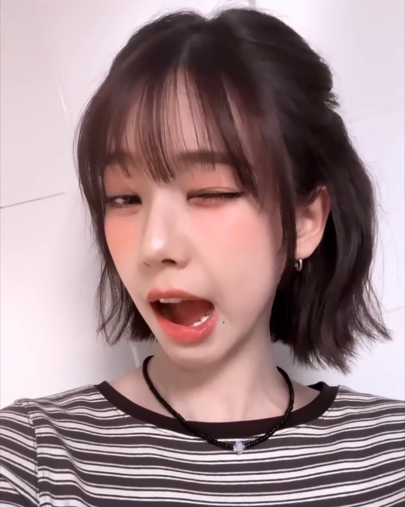 只有张嘴才会wink的知珉尼，可爱捏~柳智敏学会了闭嘴wink