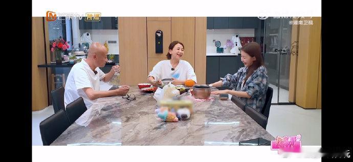 每个闺女都活成了一道光我家那闺女每个闺女都在节目里活成了独属于自己的光！不管是自