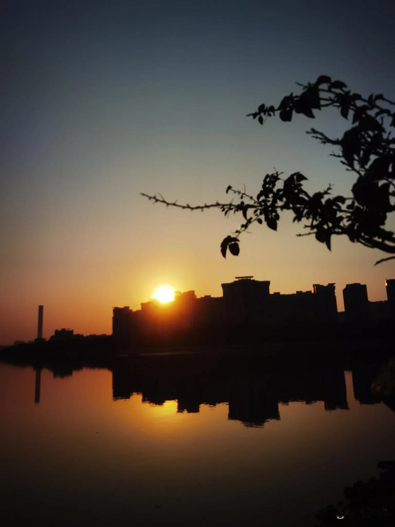 描绘一下你看到过最美夕阳的景色吧远处的小岛在夕阳下轮廓朦胧，逆光的美[送心]