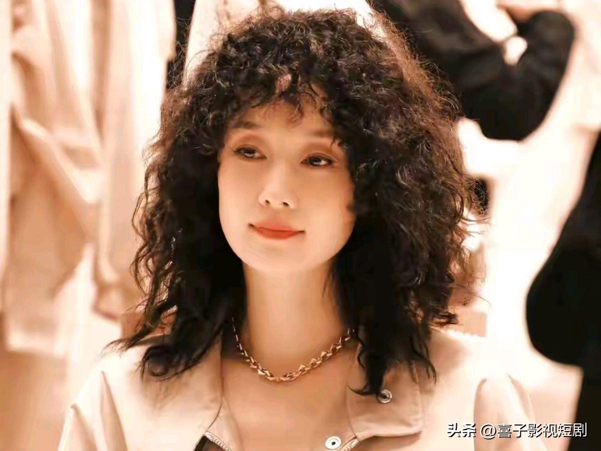 近日马伊琍现身活动，新造型引发网友热议，竟被指神似步惊云。她一改往日干练简约风，