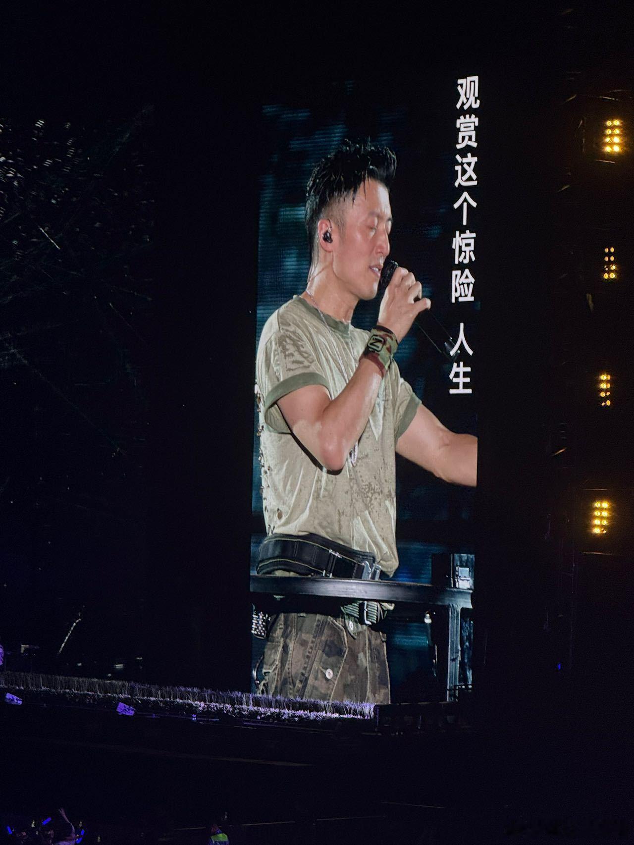 谢霆锋土象星座的浪漫都在歌里谢霆锋许愿池系歌手真的狠狠羡慕郑州到场的歌迷！蹲了好