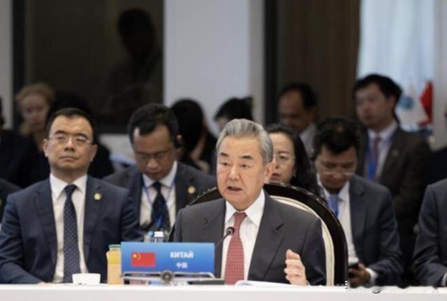 风向彻底逆转！中俄外长会晤释放重磅信号，特朗普罕见清醒，当众驳斥美军高层
 
当