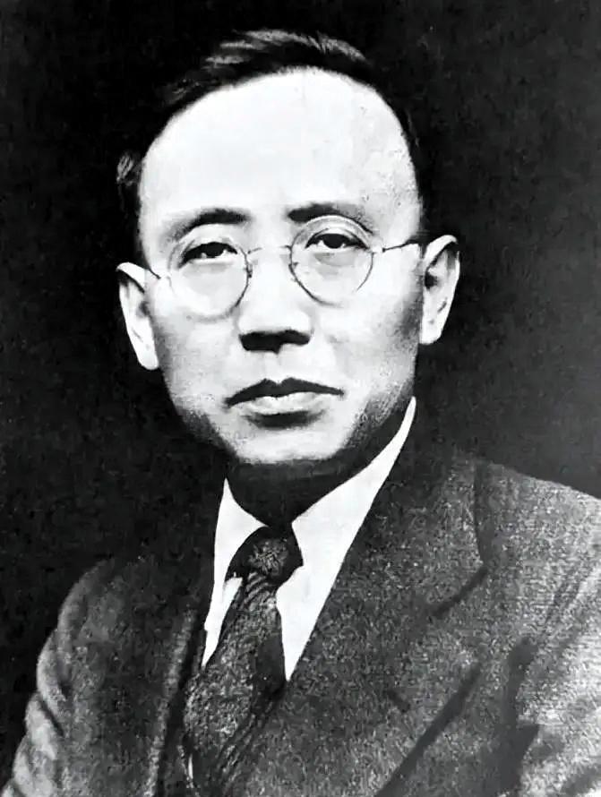 1912年洞房之夜，郭沫若见发妻太丑，拒绝同房，就在他转身要走时，发妻拉住他苦苦