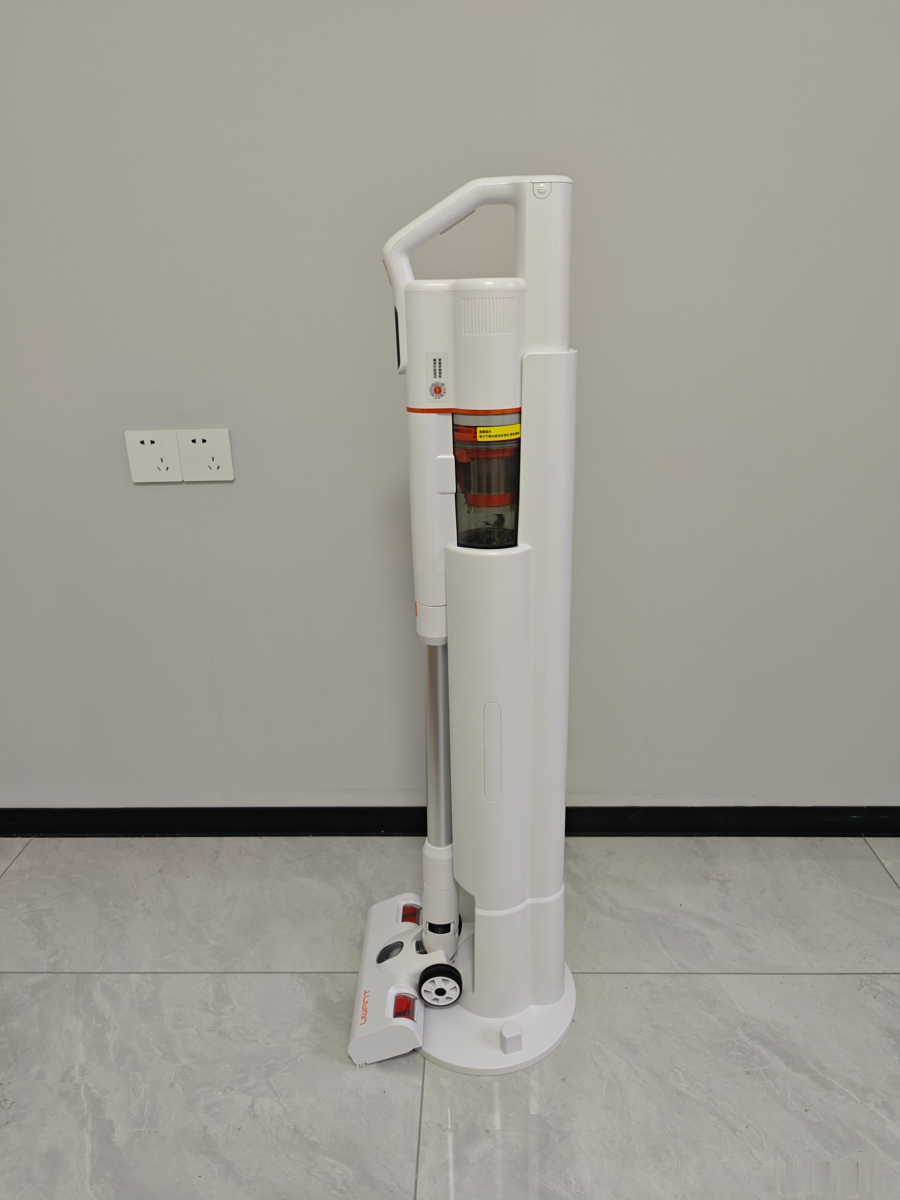 买了个便宜的国产品牌的手持吸尘器吸力比戴森还是差挺多的但是价格只要戴森的1/4！