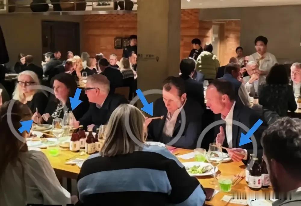 学中文、使用筷子，已经成为全世界，赶时髦的必要手段。英国首相斯塔默访华期间，团队