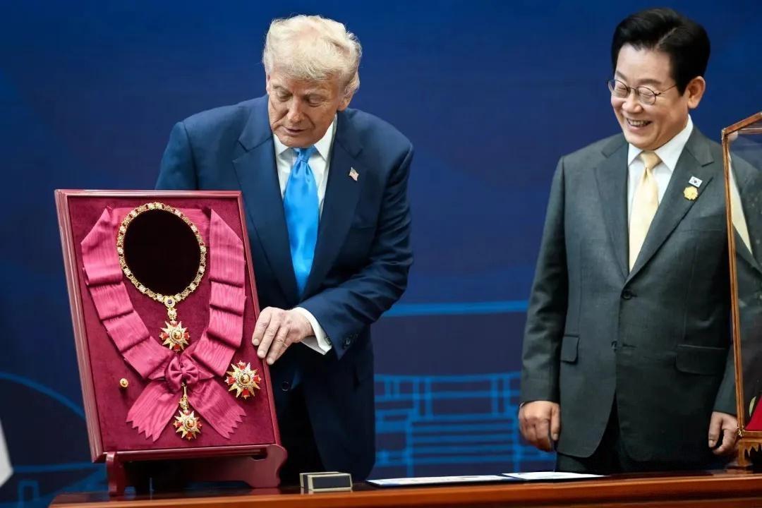 美国总统特朗普访日，首相高市早苗献给特朗普黄金高尔夫球，金灿灿的球杆正合川普心意