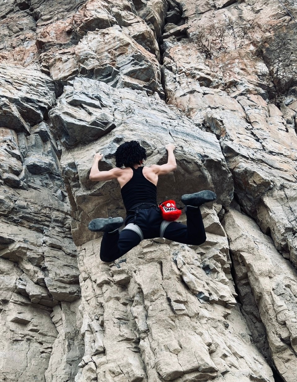 姚琛翻完轮胎又来翻山了姚琛的体能从披哥卷到山里了哪有什么天生的从容利落？不过是在