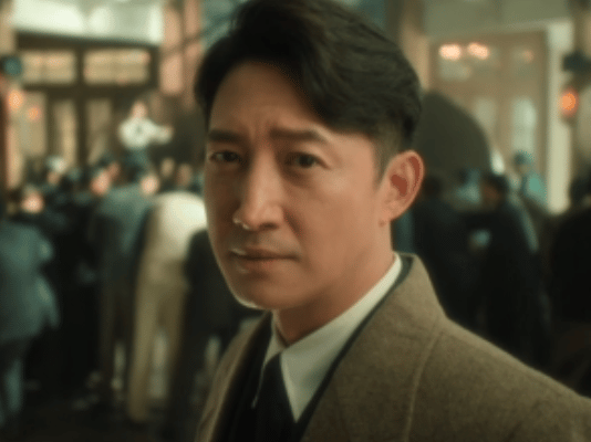《追风者》在播的时候，这个男人的热度一度盖过主演王一博，
他真的有那么帅吗？
那