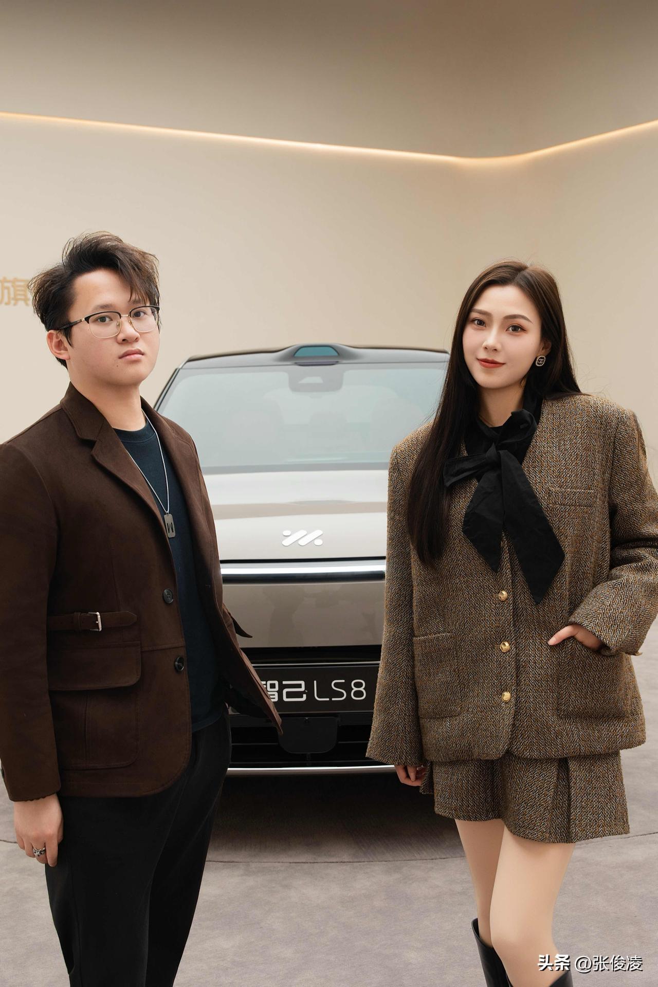 非常甜蜜的车身尺寸
对应上扬返包的C柱
这不就是钢铁森林里躁动不安的人们那一抹挥