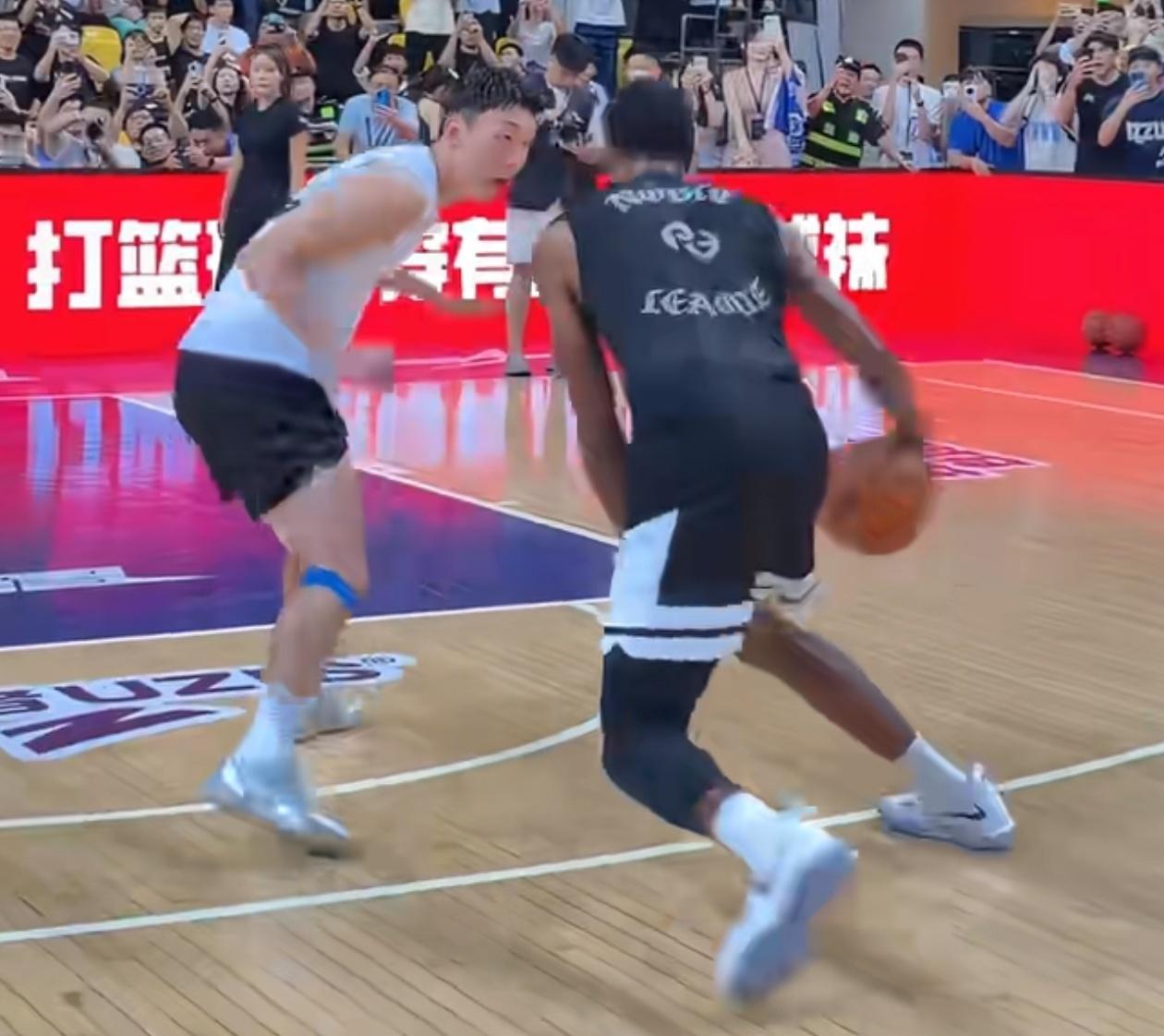 保罗乔治轻松碾压白晶，这就是NBA全明星的实力！

保罗乔治看似身材和白晶差不多
