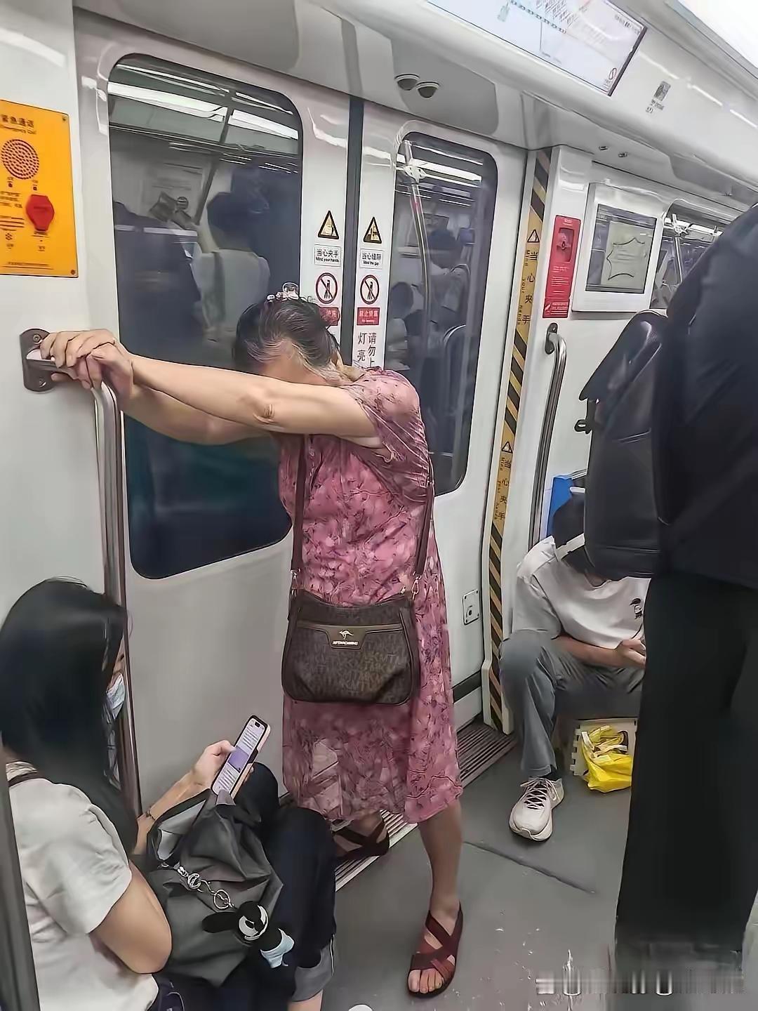 现在有些老年人为啥招人恨?难道有些年轻人不招人恨呢？